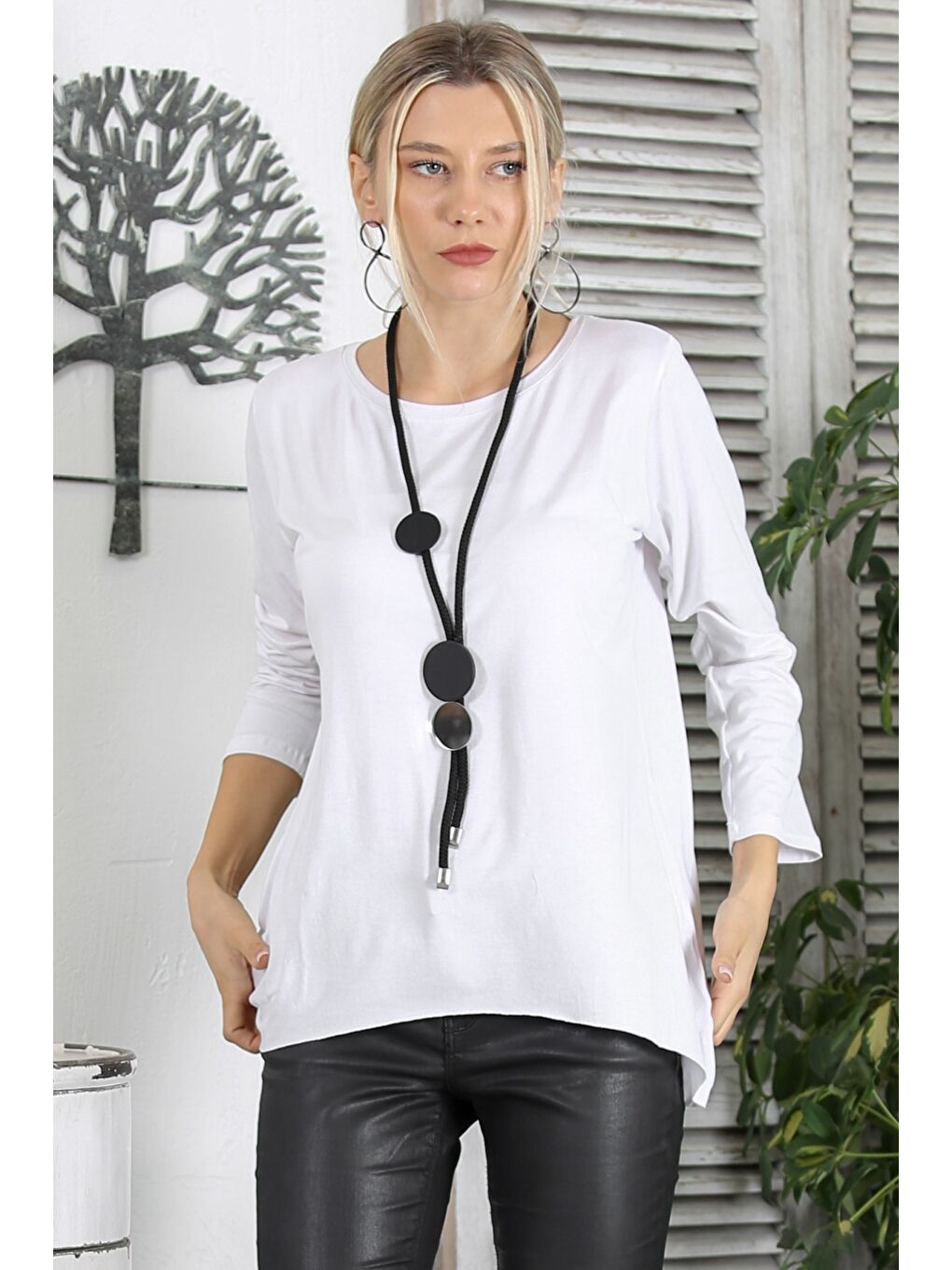 Beyaz Yuvarlak Yaka Uzun Kol Geniş Kesim Örme Asimetrik Bluz-3