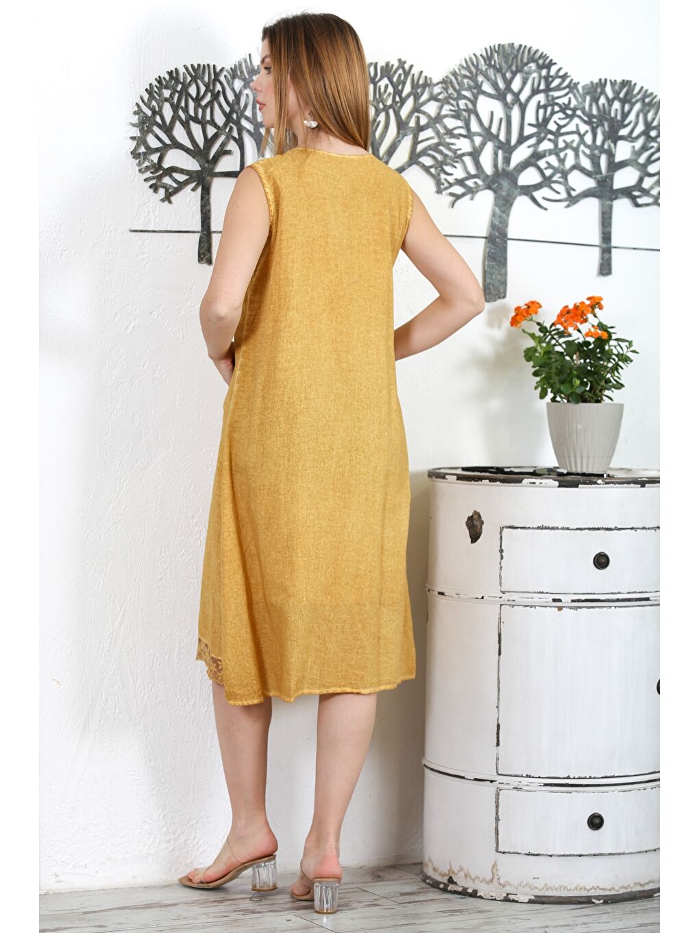 Sarı Hardal V Yaka Kolsuz Çift Cepli Astarlı Yıkamalı Etek Ucu Dantelli Midi Boy Dokuma Casual Elbise-5