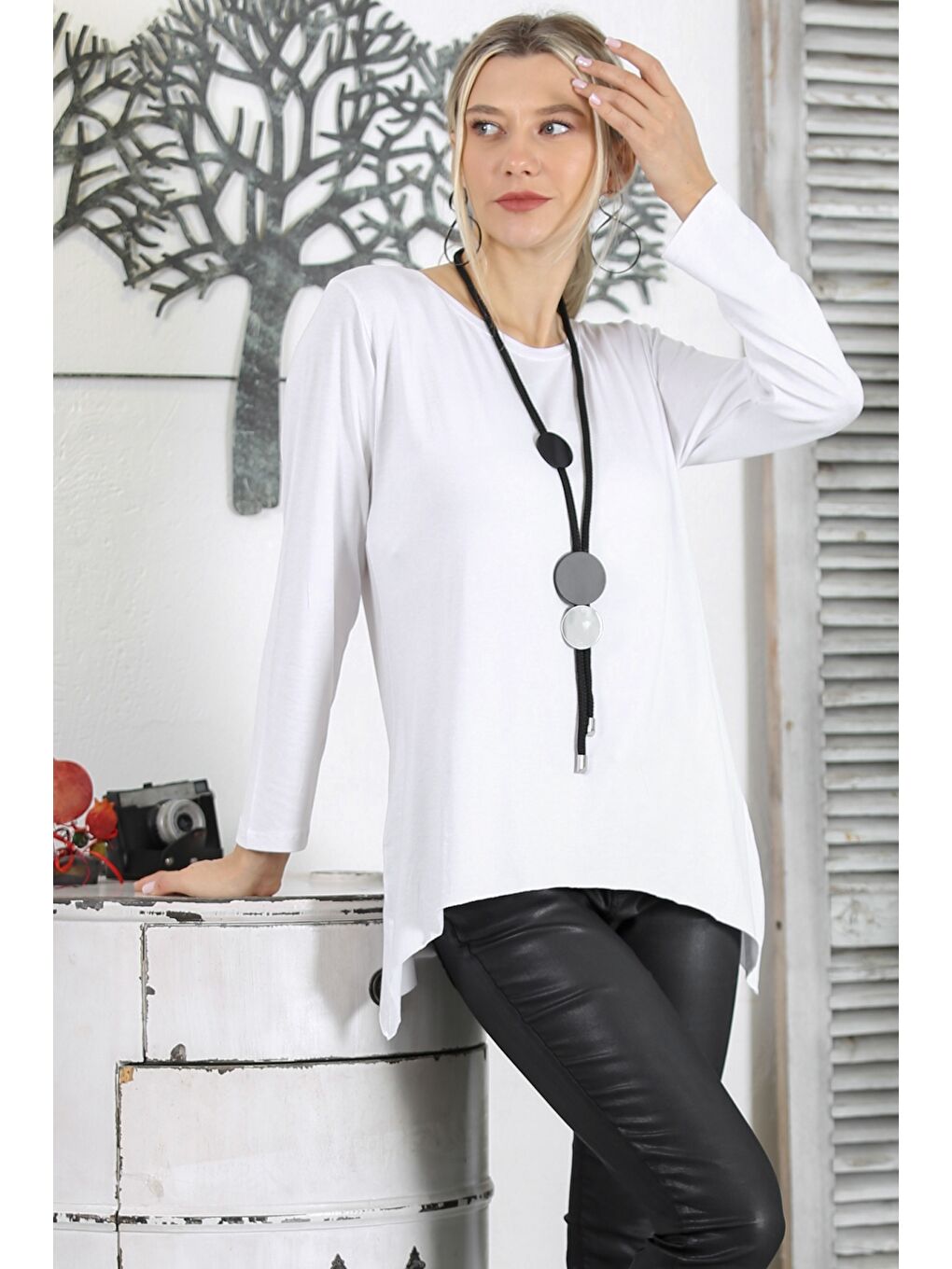 Beyaz Yuvarlak Yaka Uzun Kol Geniş Kesim Örme Asimetrik Bluz-4