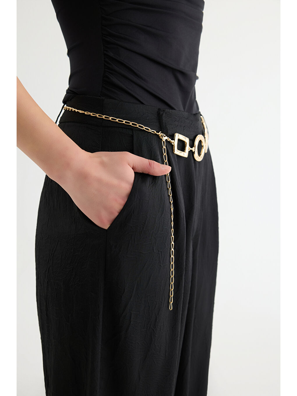 Zincir Kemerli Bol Paça Saten Pantolon Siyah-2