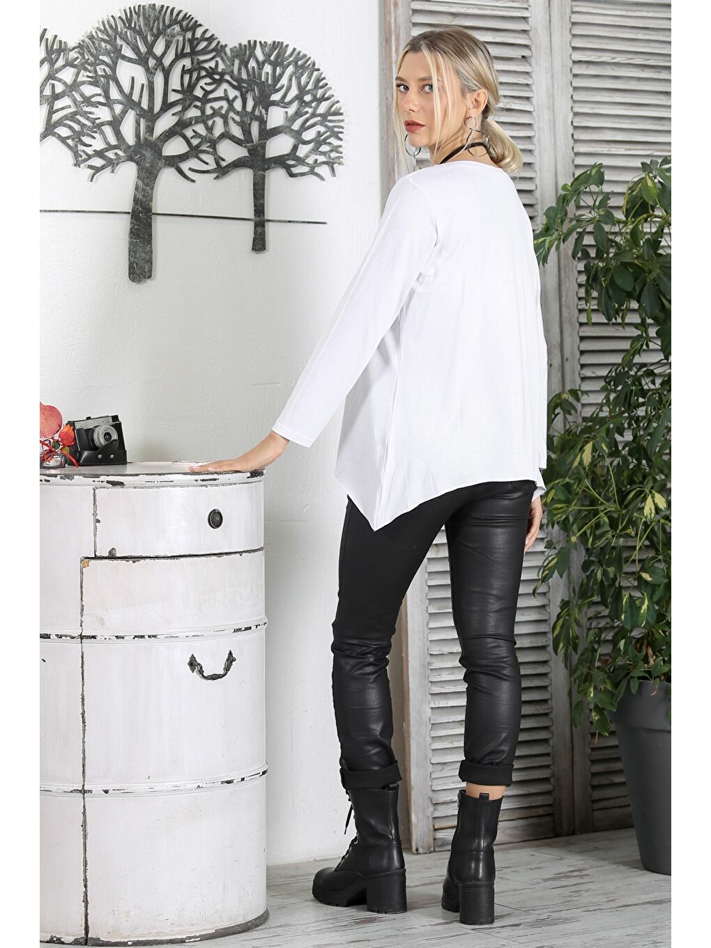 Beyaz Yuvarlak Yaka Uzun Kol Geniş Kesim Örme Asimetrik Bluz-6