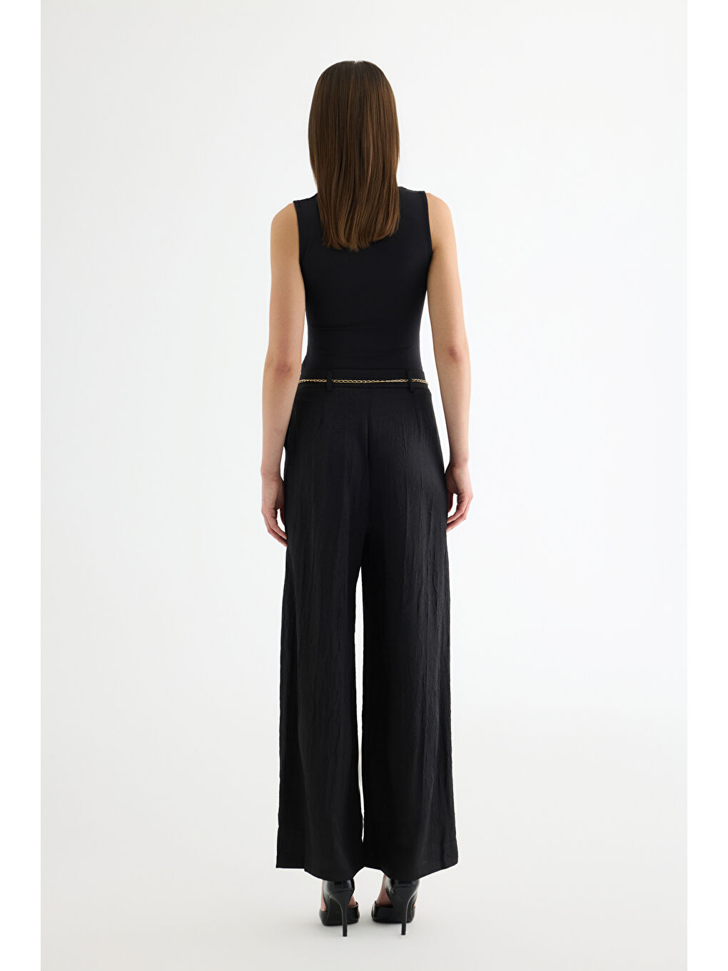 Zincir Kemerli Bol Paça Saten Pantolon Siyah-4