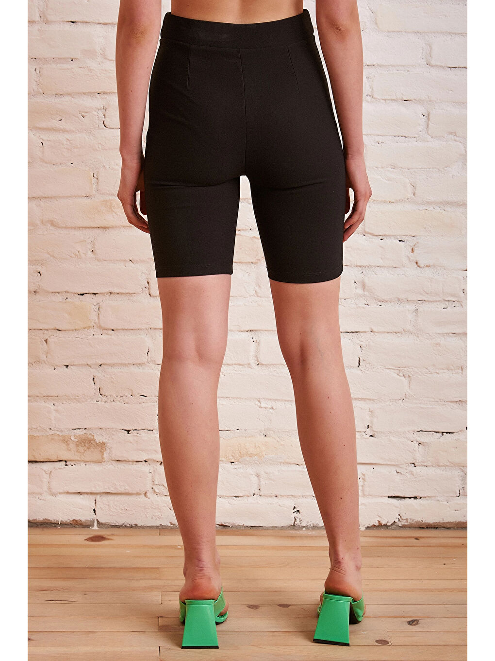 Düğme Detaylı Çelik Şort Siyah-4