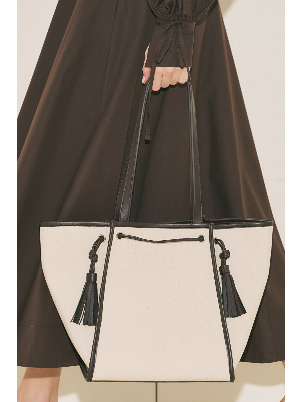 Kanvas Püsküllü Cıty Çanta Kahverengi-2