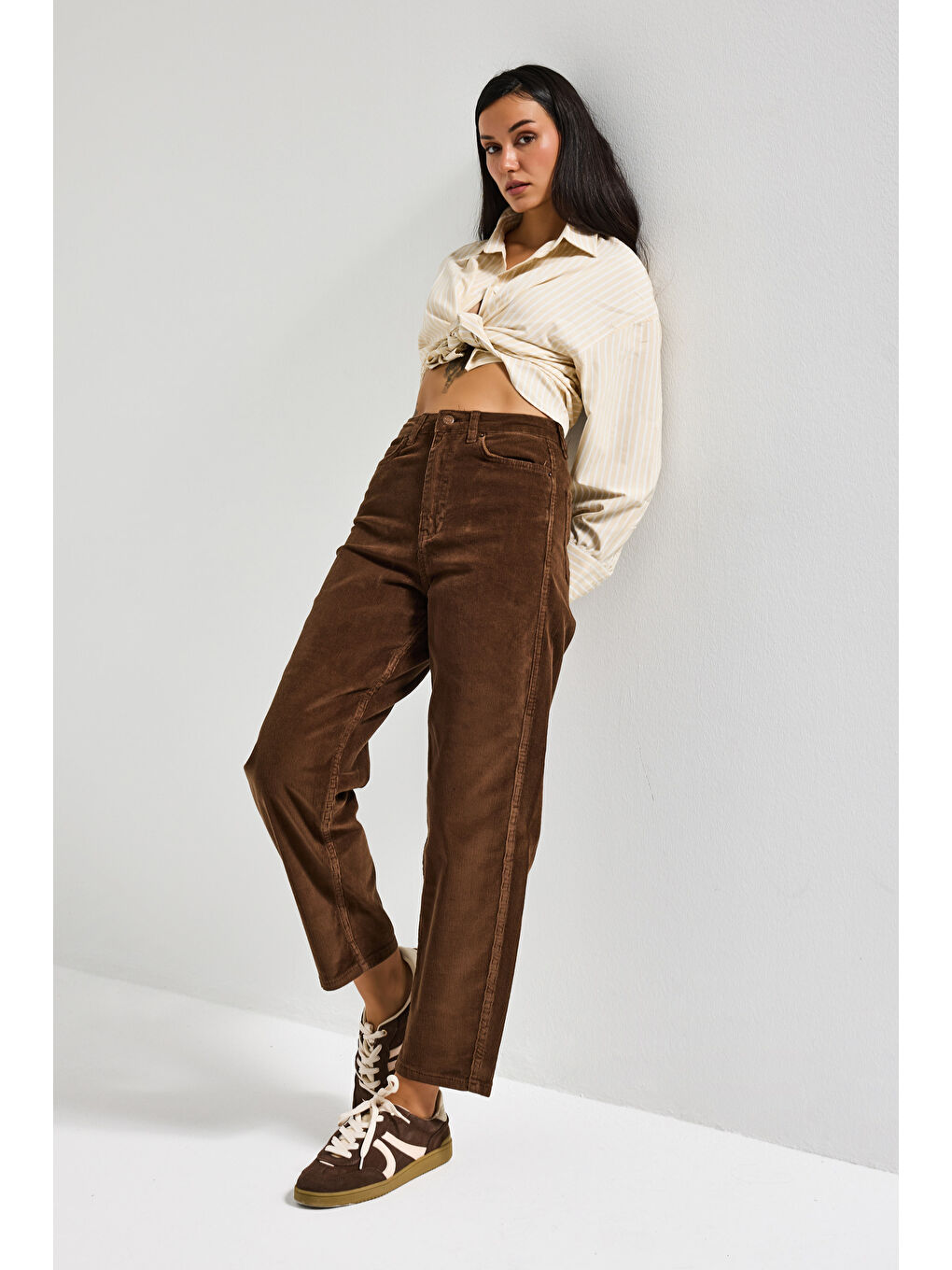 Kahverengi Kadın Kahve Renk 26w5-42 Relax Fit Elastan Kumaş Velvet Kadife Kumaş Pantolon-2