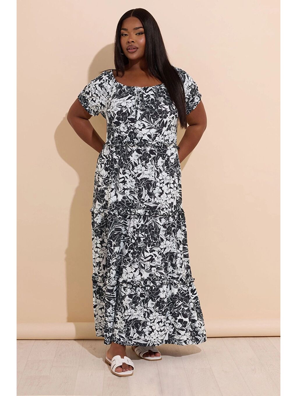 Siyah Büyük Beden Yakası Büzgülü Beli Lastikli Uzun Elbise 270238