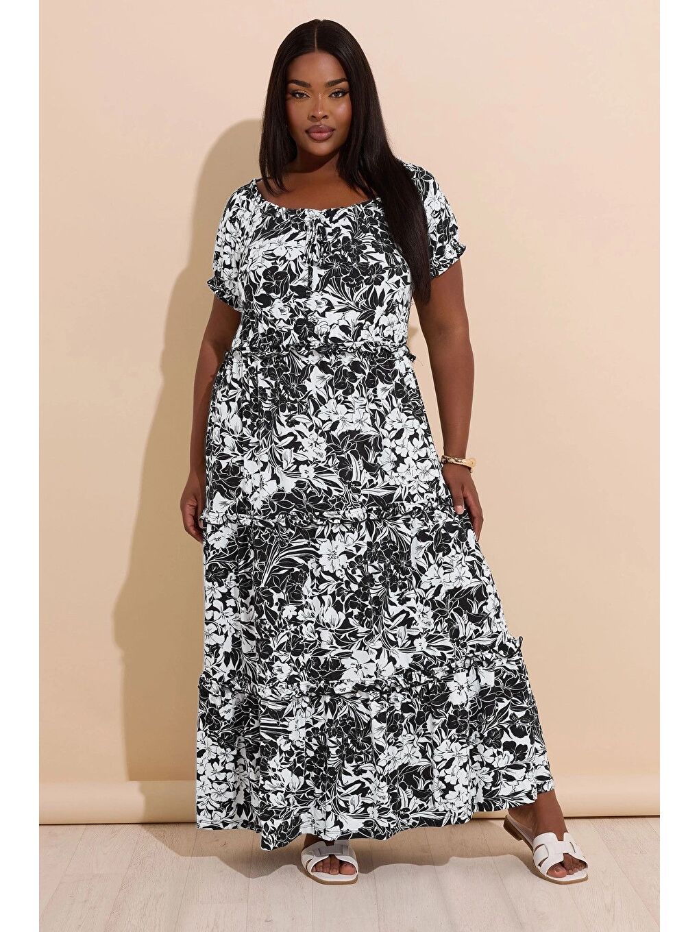 Siyah Büyük Beden Yakası Büzgülü Beli Lastikli Uzun Elbise 270238-1