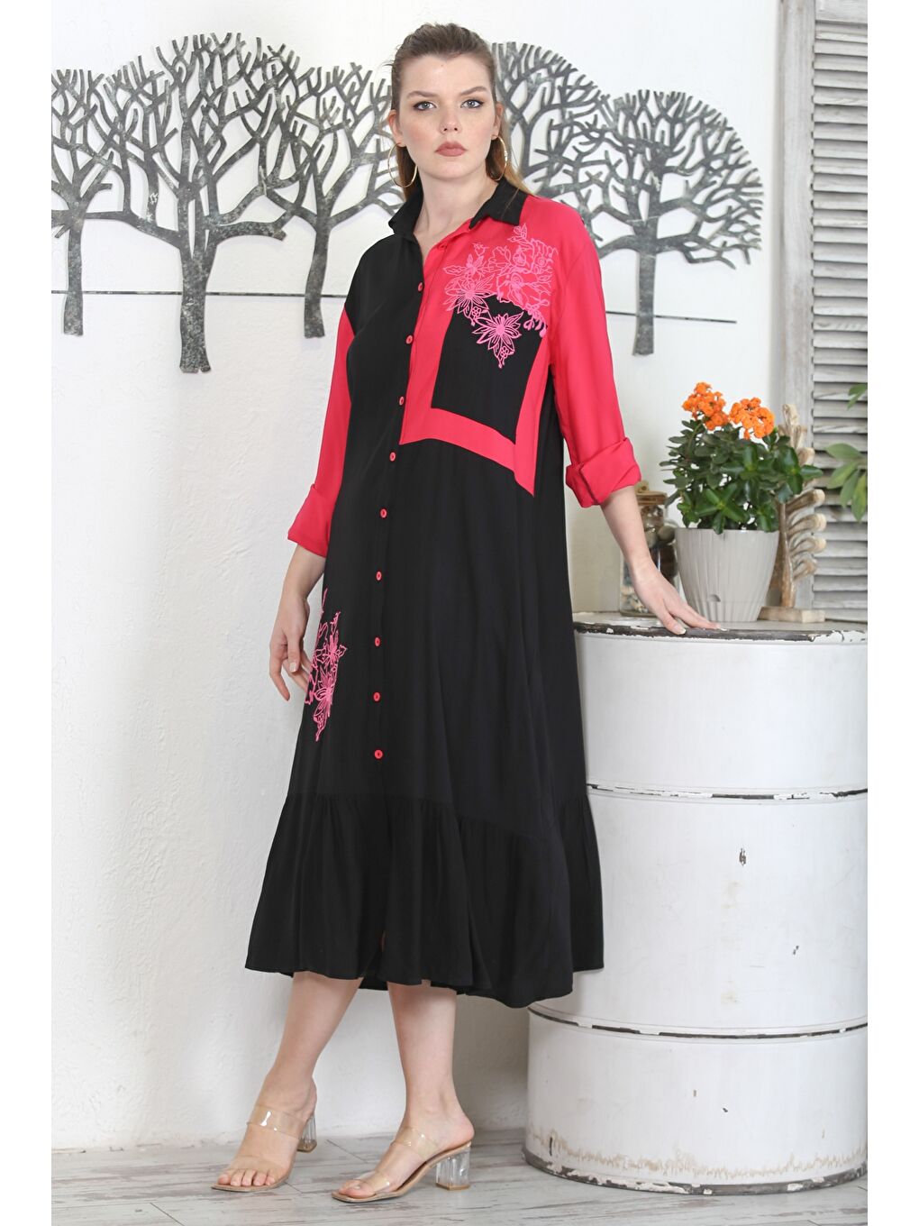 Siyah Yeşil-Fuşya Gömlek Yaka Düğmeli Uzun Kollu Eteği Fırfırlı Nakışlı Casual Dokuma Elbise