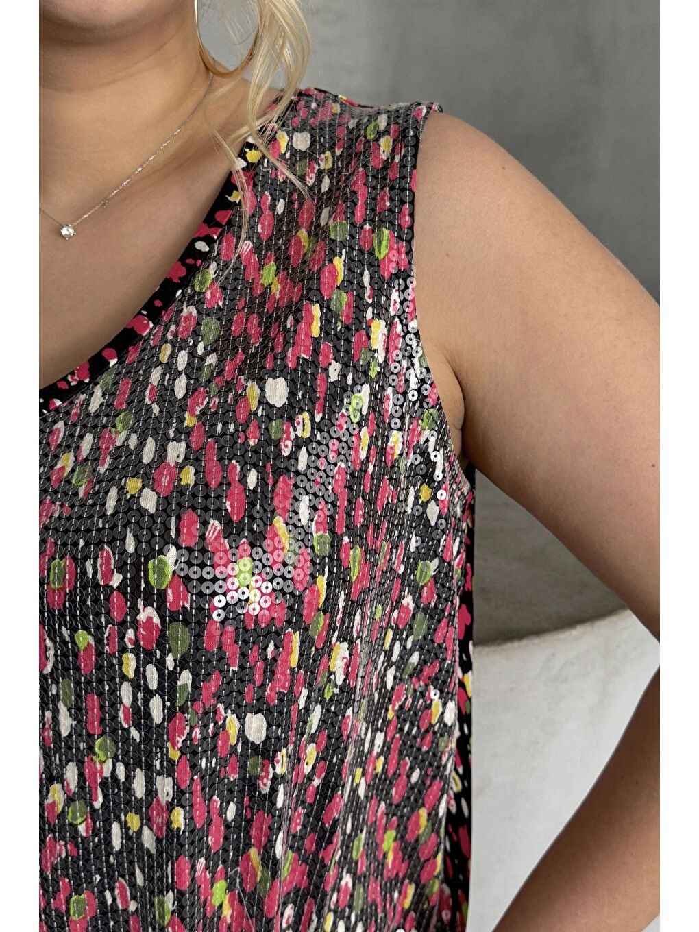 Kırmızı Büyük Beden V Yaka Desenli Payet İşlemeli Kolsuz Bluz 302386-6