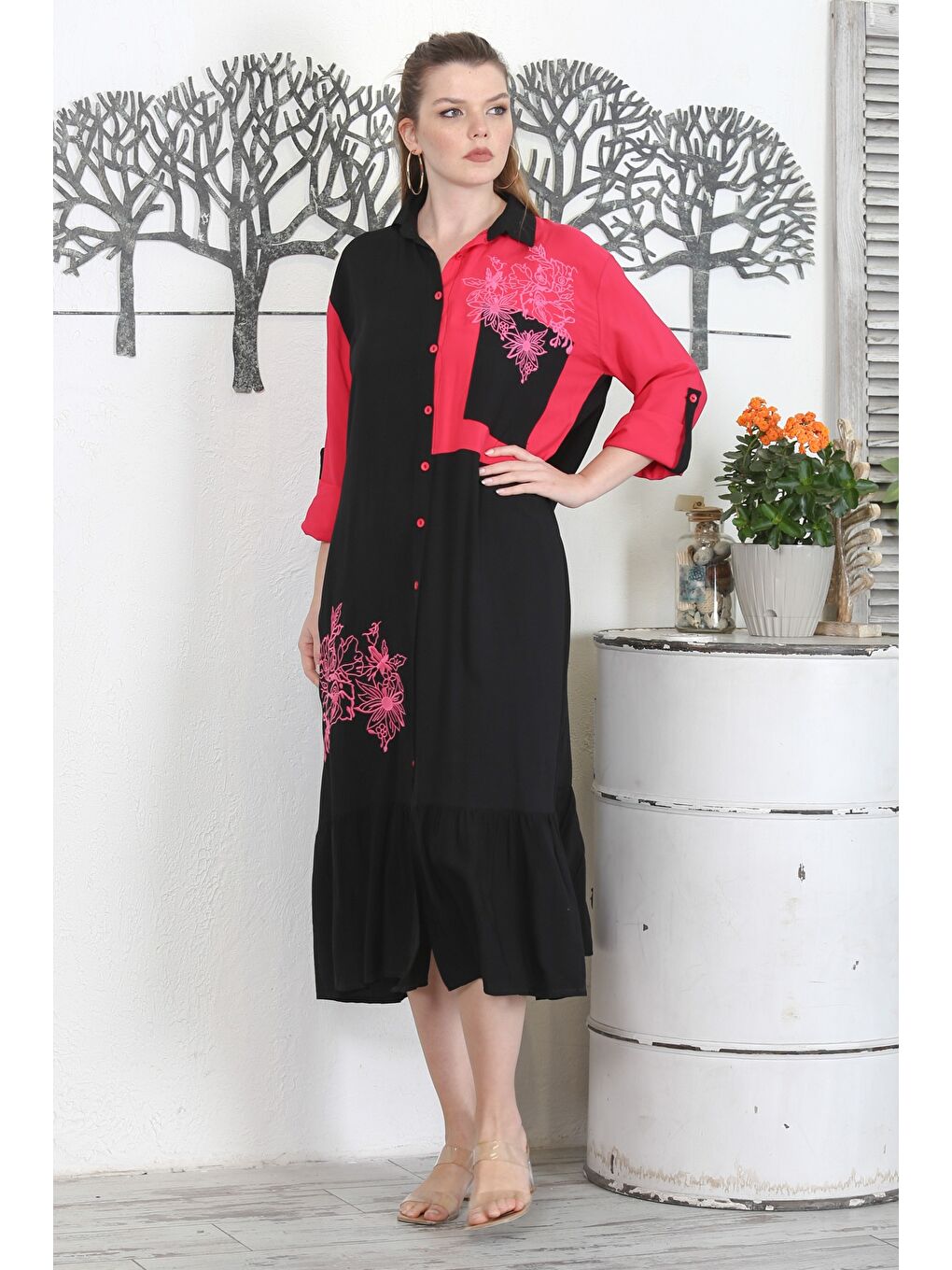 Siyah Yeşil-Fuşya Gömlek Yaka Düğmeli Uzun Kollu Eteği Fırfırlı Nakışlı Casual Dokuma Elbise-1