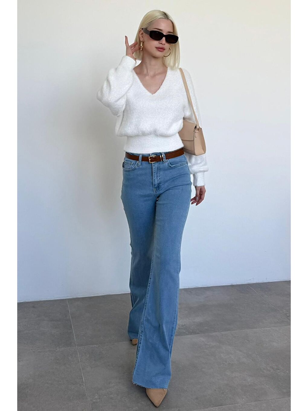 Beyaz Kemik Rengi V Yaka Yumuşak Dokulu Kadın Kazak Mg2499-2