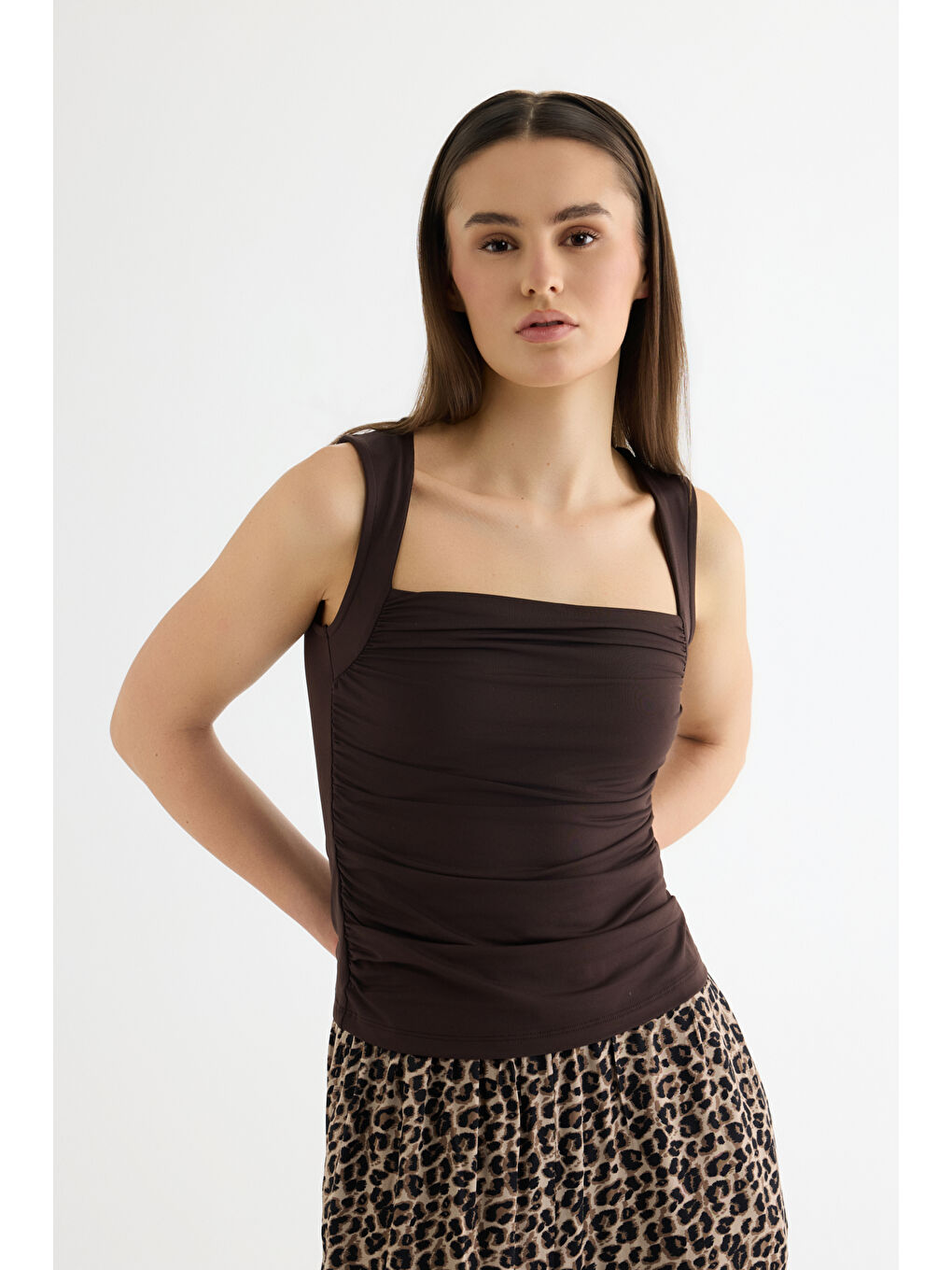 Büzgülü Kolsuz Bluz Kahverengi