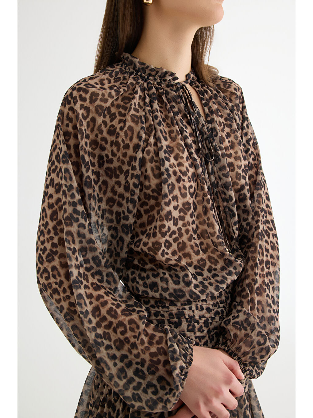 Leopar Desenli Bağcıklı Şifon Bluz Kahverengi-2