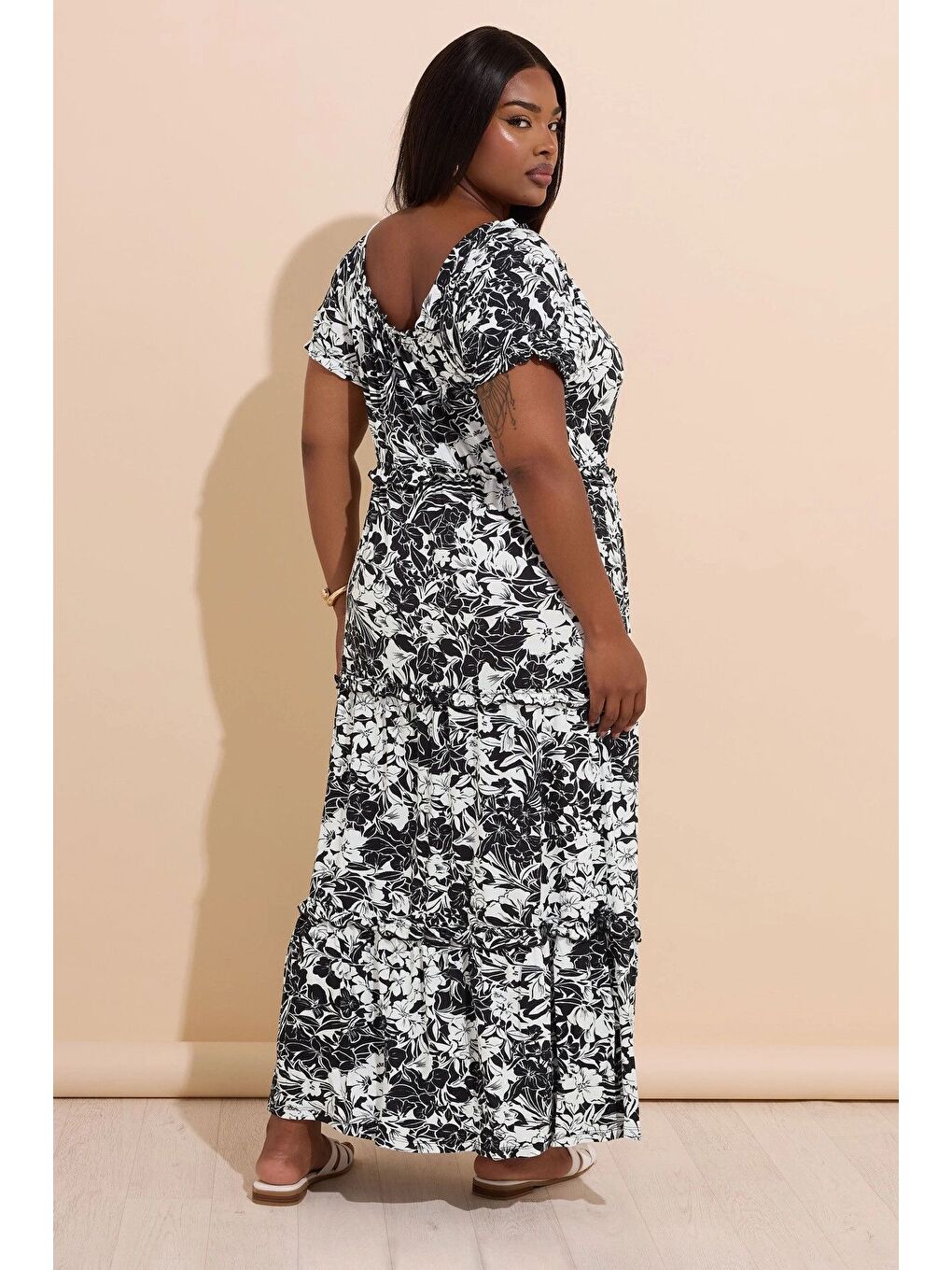 Siyah Büyük Beden Yakası Büzgülü Beli Lastikli Uzun Elbise 270238-4