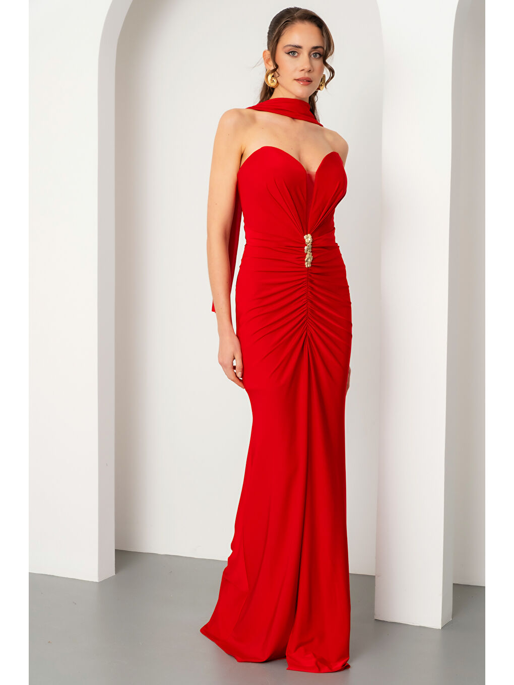 Kadın Kırmızı Straplez Yaka Şal Detay Yırtmaçlı Uzun Abiye Elbise-1