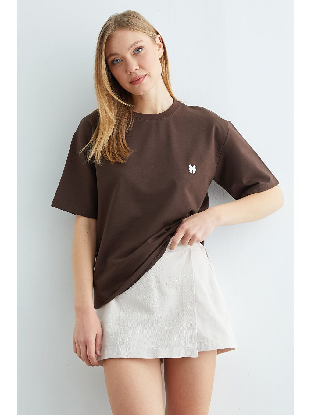 Kahverengi Basic Fiyonk Nakışlı Bisiklet Yaka Tişört-2