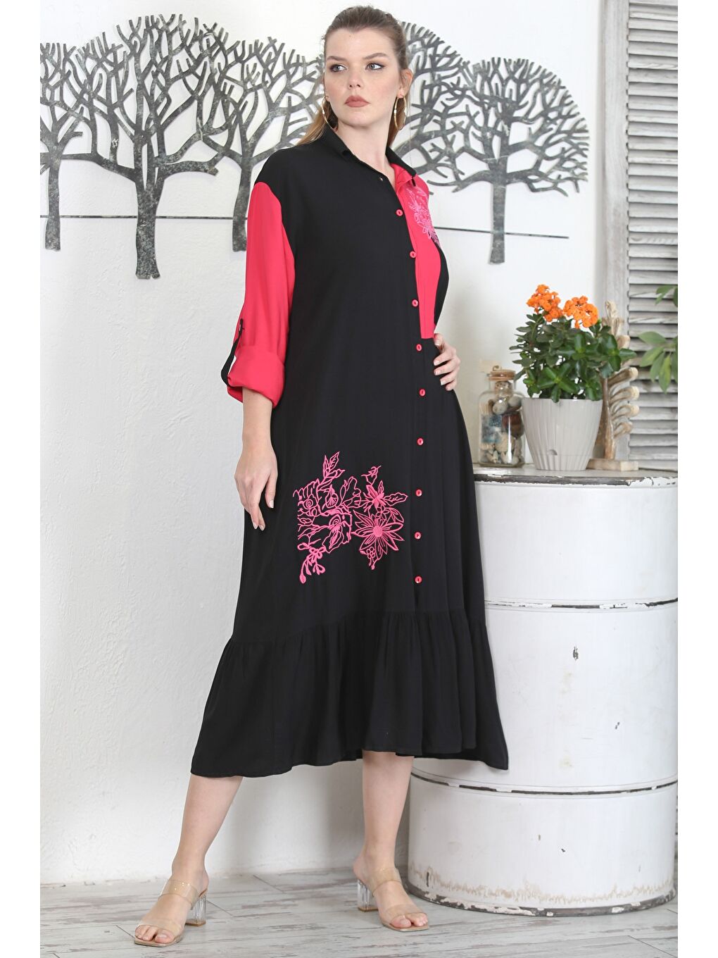 Siyah Yeşil-Fuşya Gömlek Yaka Düğmeli Uzun Kollu Eteği Fırfırlı Nakışlı Casual Dokuma Elbise-2