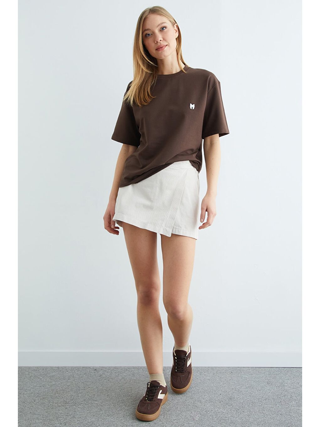 Kahverengi Basic Fiyonk Nakışlı Bisiklet Yaka Tişört-3