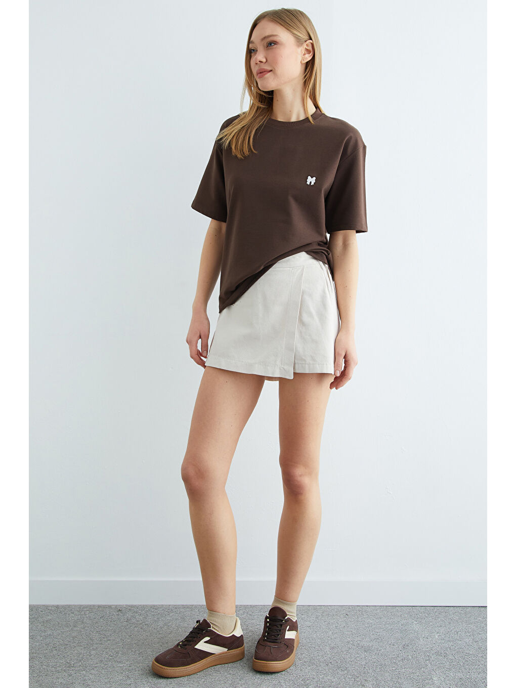 Kahverengi Basic Fiyonk Nakışlı Bisiklet Yaka Tişört-4