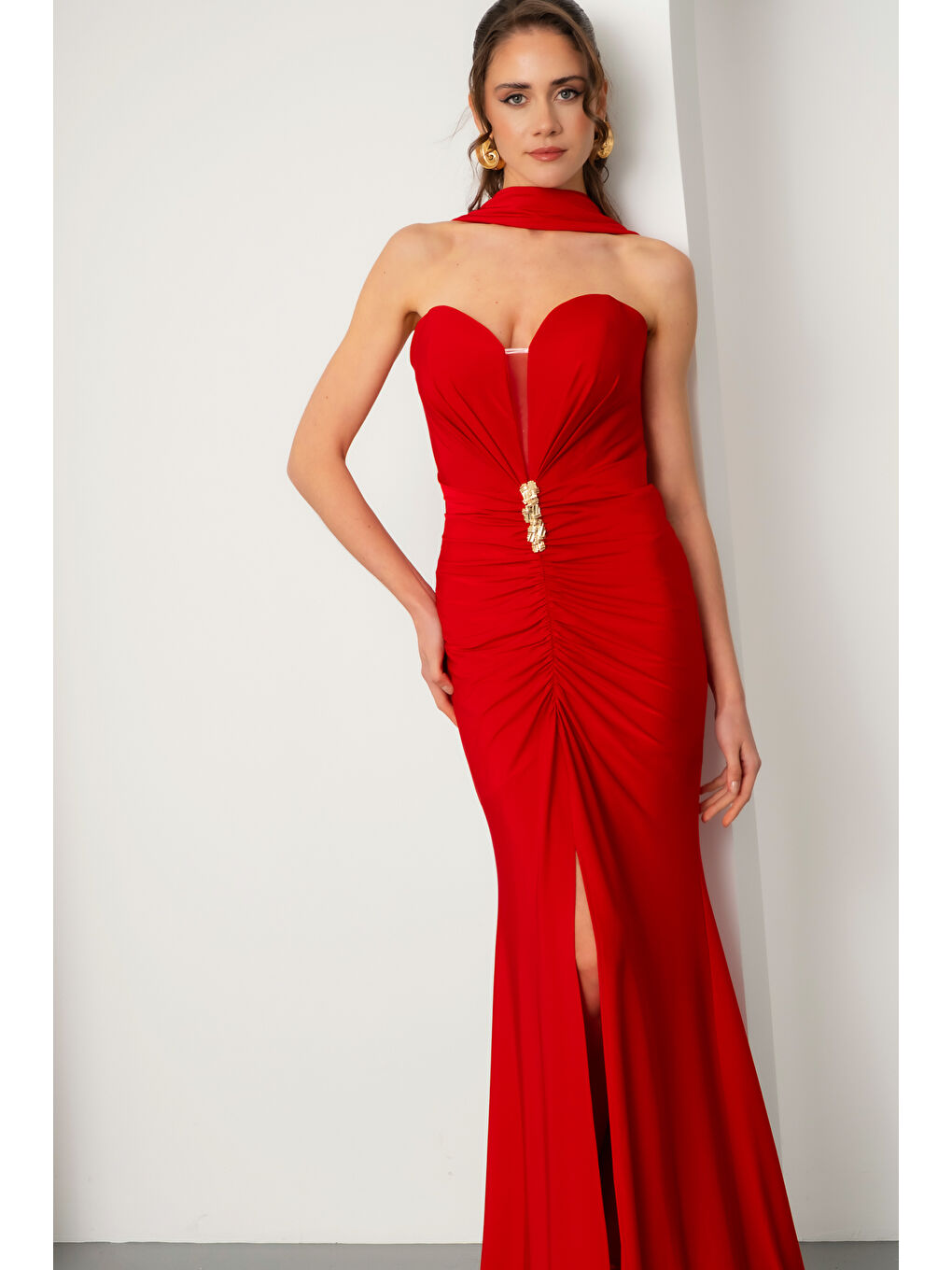 Kadın Kırmızı Straplez Yaka Şal Detay Yırtmaçlı Uzun Abiye Elbise-2