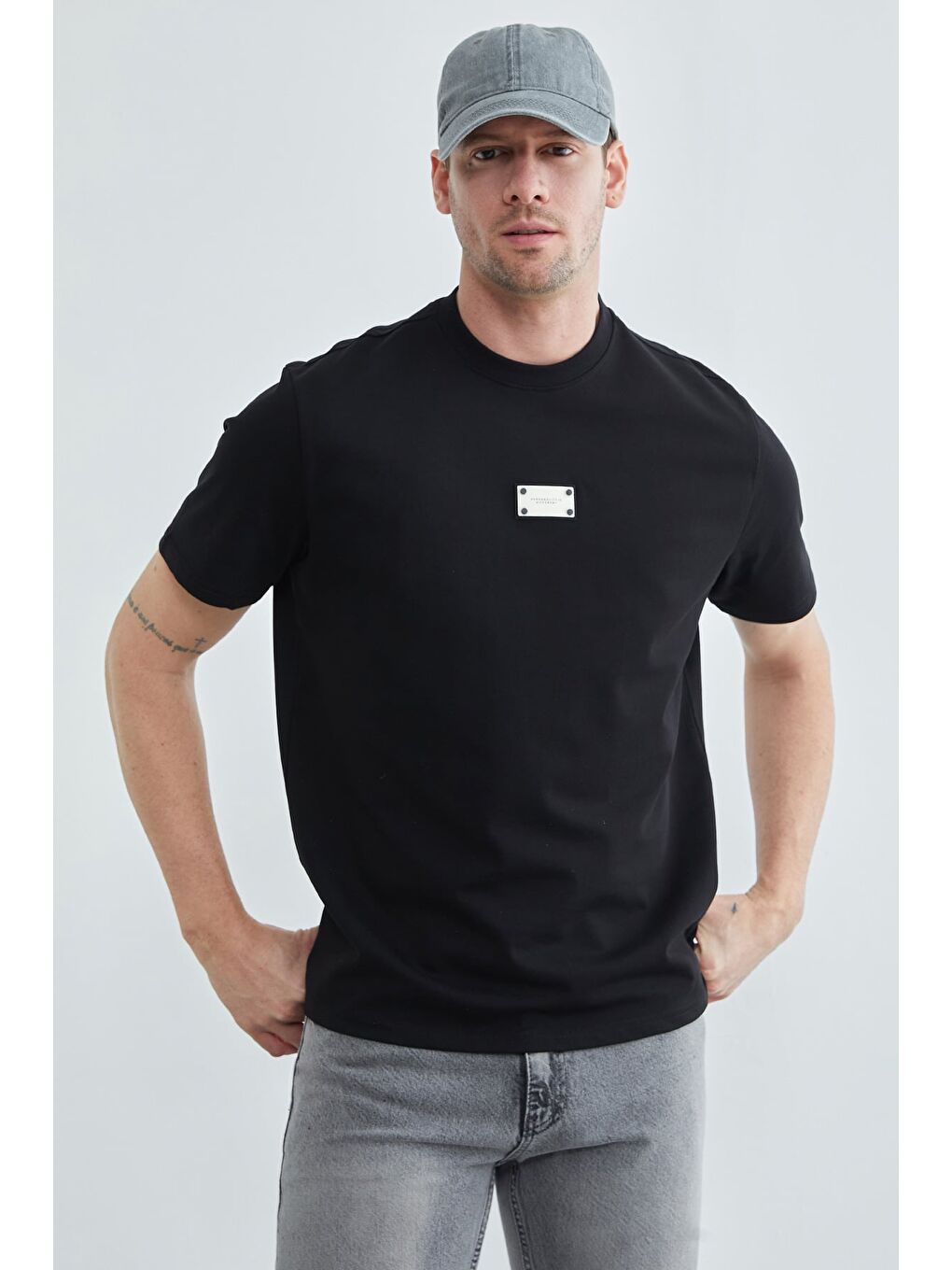 Siyah Armalı Bisiklet Yaka Tişört