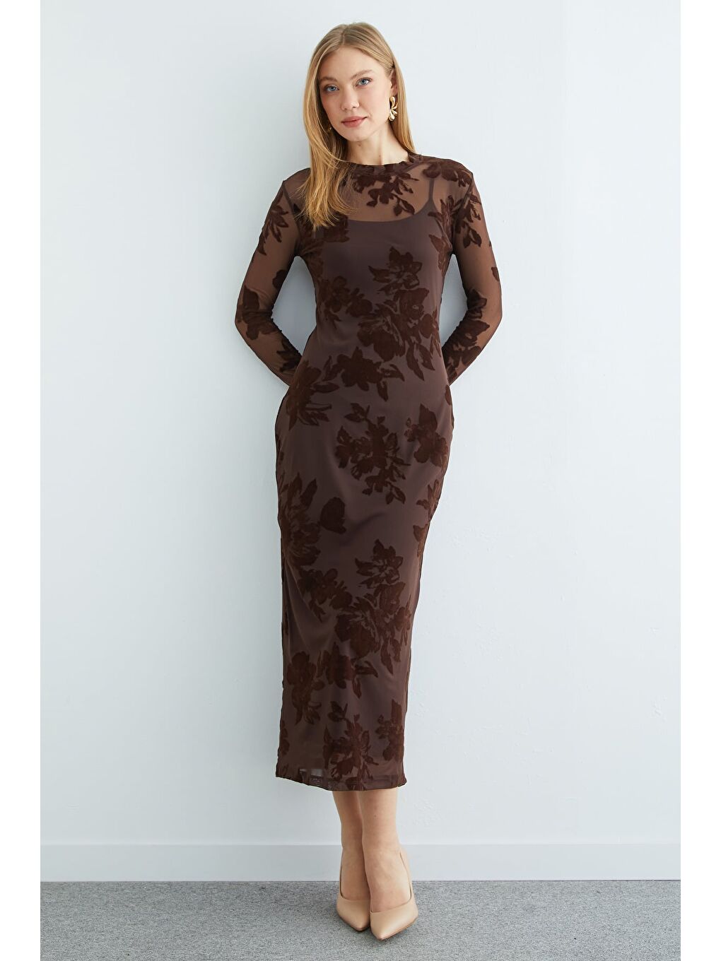 Kahverengi Kadife Detaylı Astarlı Maxi Boy Transparan Elbise-3