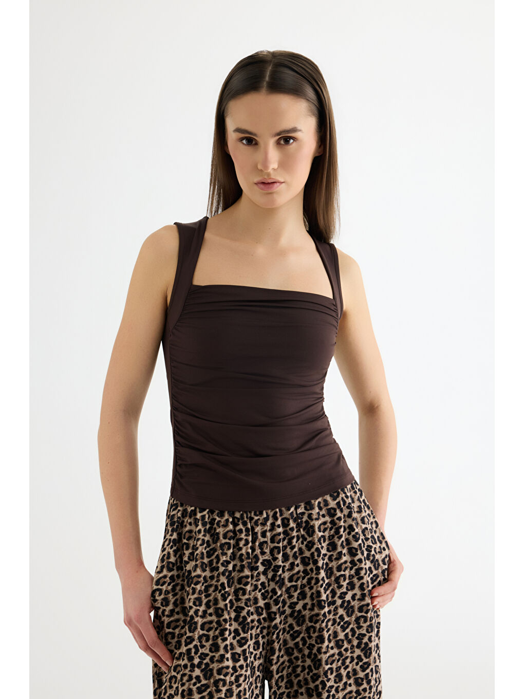 Büzgülü Kolsuz Bluz Kahverengi-2