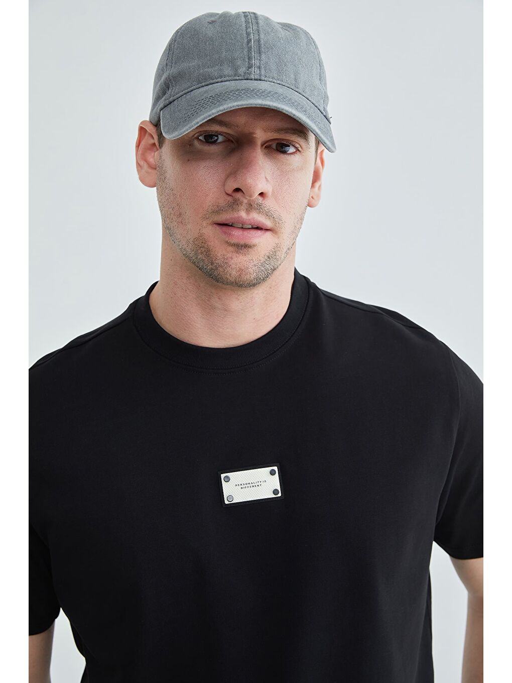 Siyah Armalı Bisiklet Yaka Tişört-1