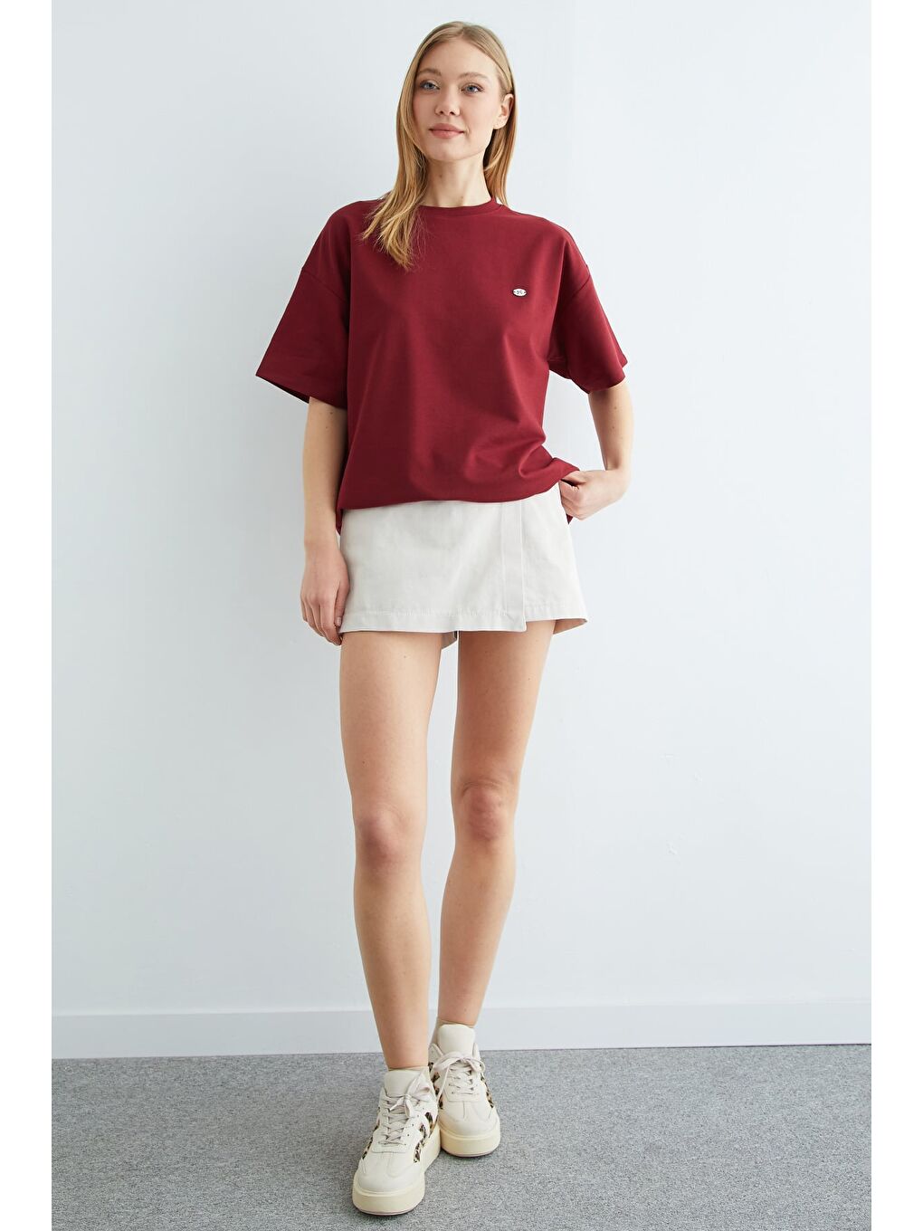 Bordo Fiyonk Aksesuarlı Bisiklet Yaka Oversize Tişört-1