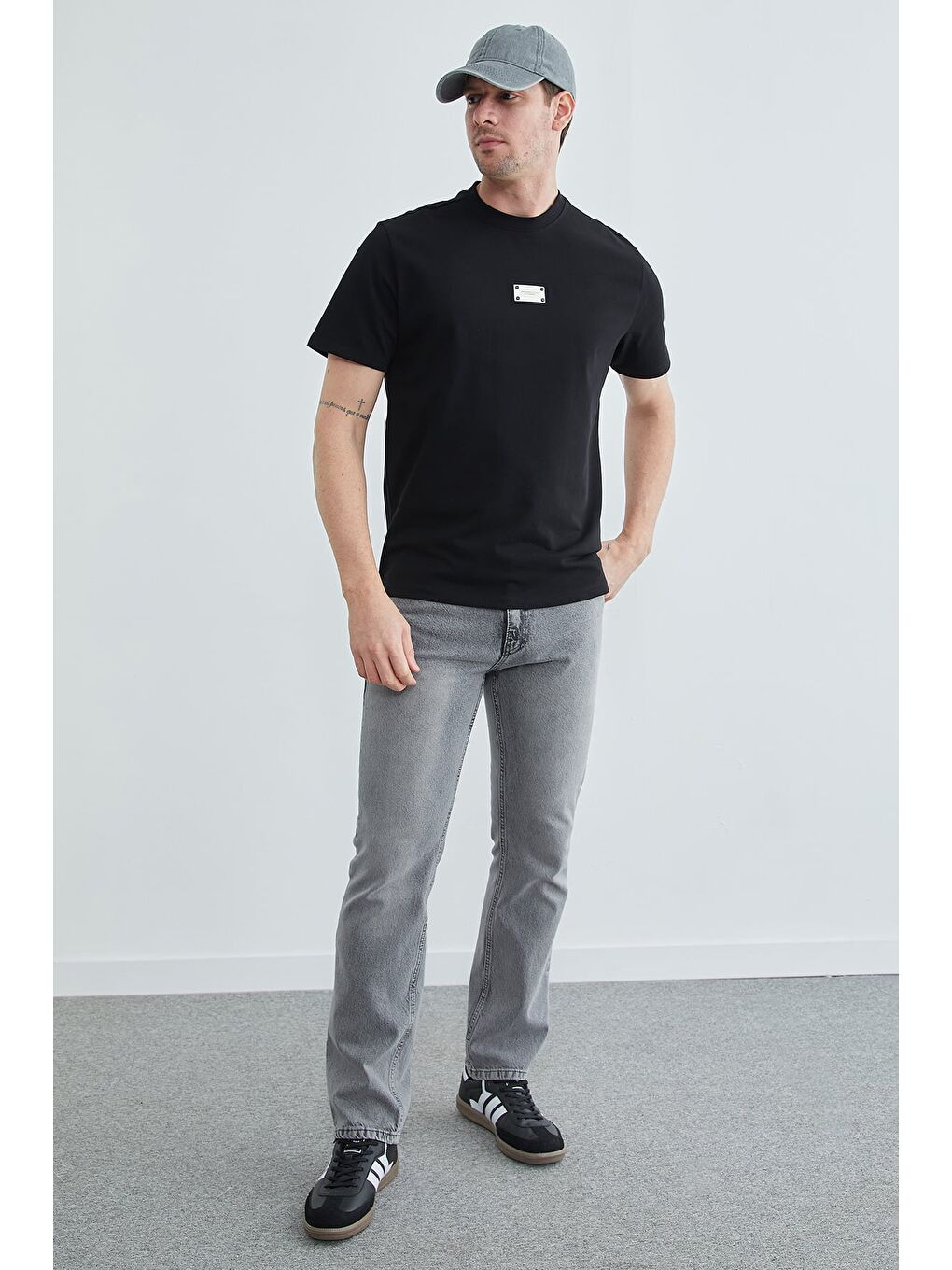 Siyah Armalı Bisiklet Yaka Tişört-2