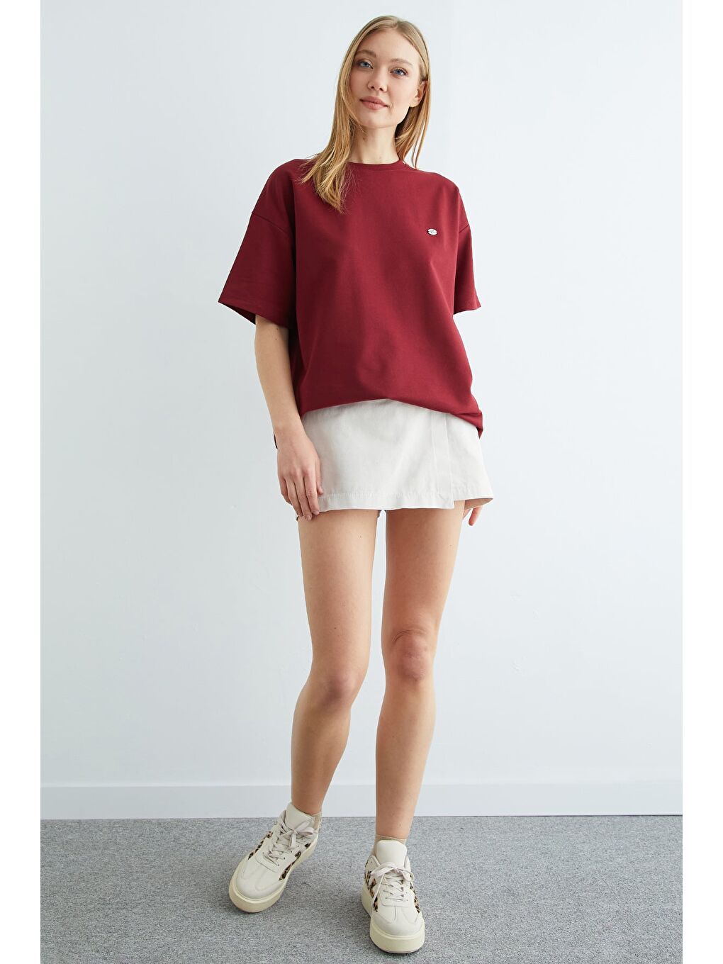 Bordo Fiyonk Aksesuarlı Bisiklet Yaka Oversize Tişört-4