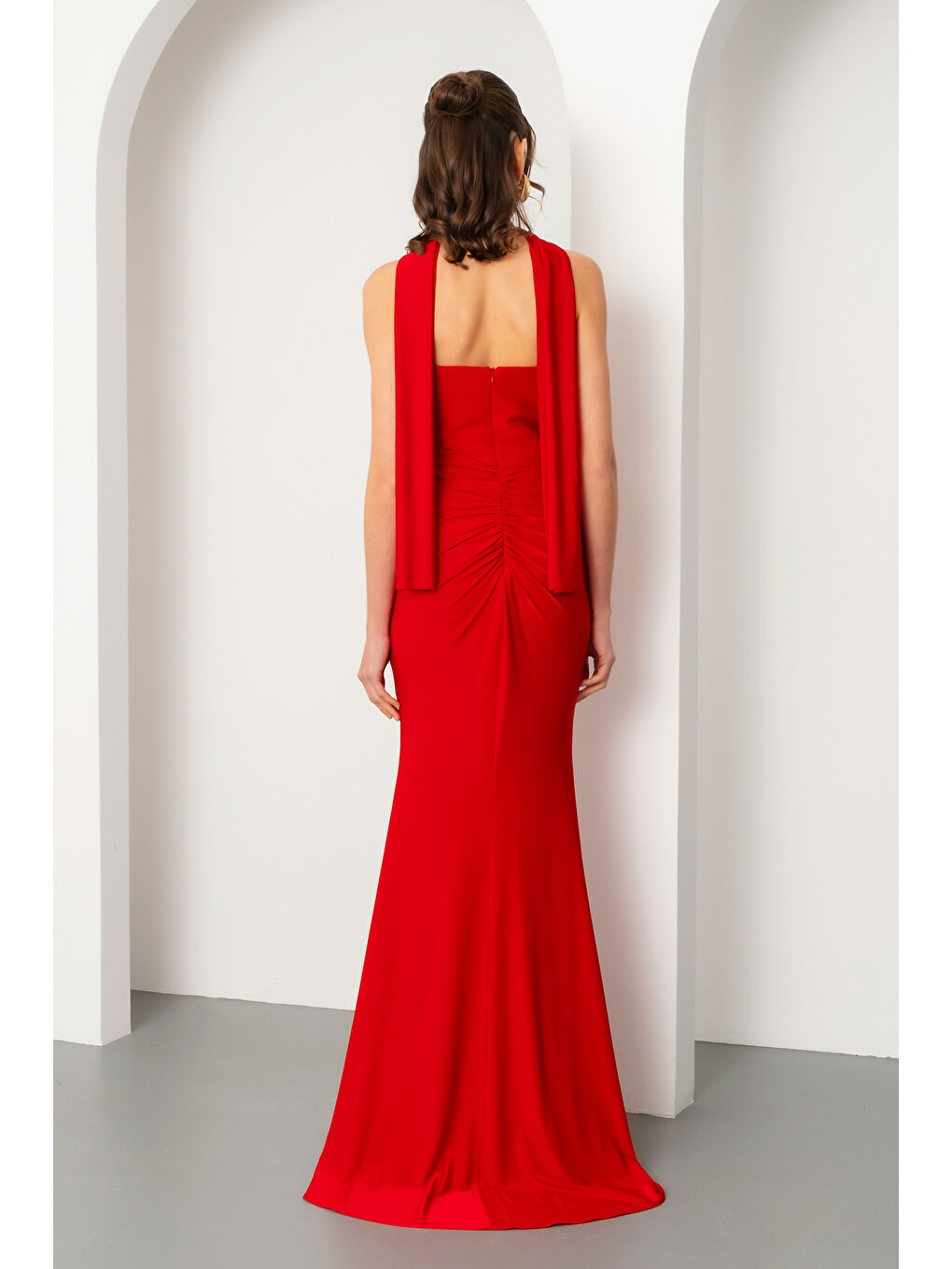 Kadın Kırmızı Straplez Yaka Şal Detay Yırtmaçlı Uzun Abiye Elbise-5