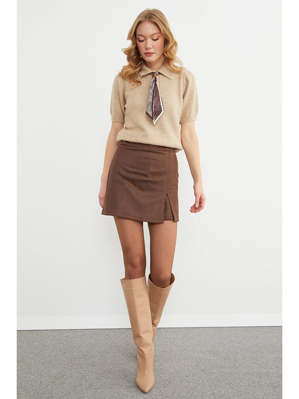 Bej Fular Detaylı Polo Yaka Kısa Kol Triko Kazak-2