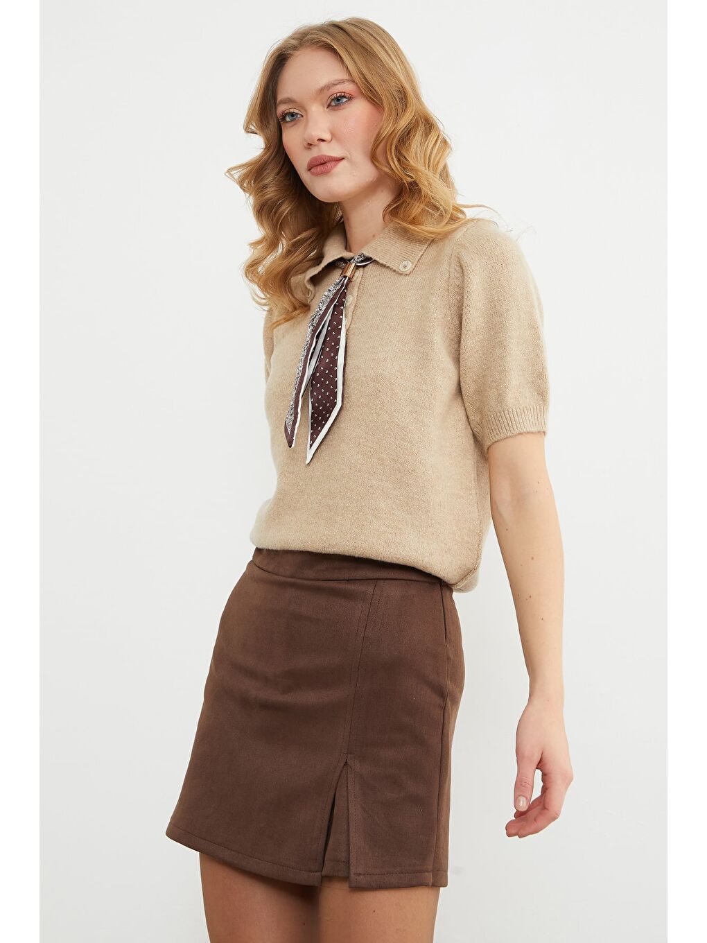Bej Fular Detaylı Polo Yaka Kısa Kol Triko Kazak-3