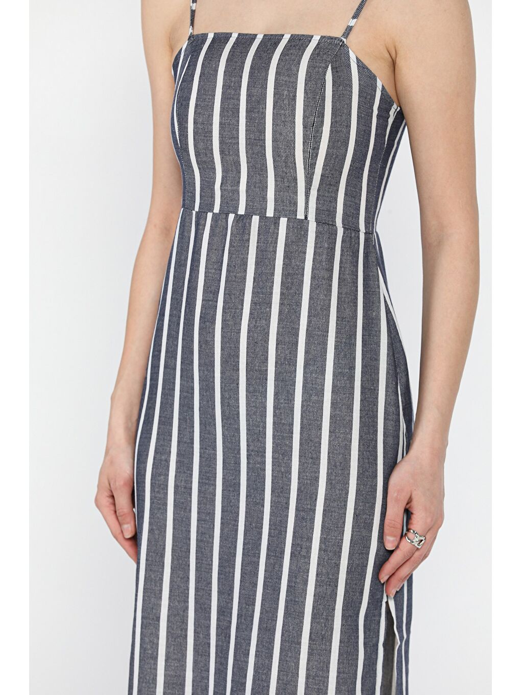Lacivert Kadın Ayarlanabilir Askılı Çizgi Desenli Yırtmaç Detaylı Elbise-2