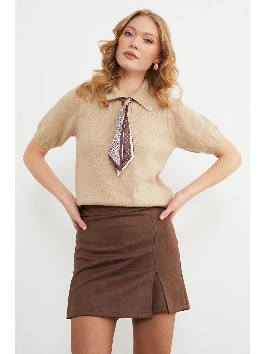 Bej Fular Detaylı Polo Yaka Kısa Kol Triko Kazak-4