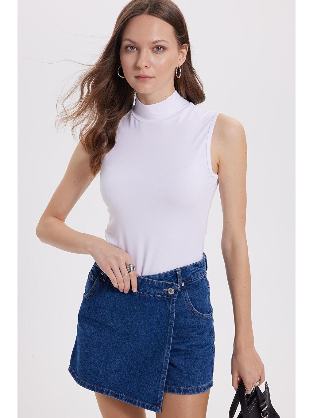 Kadın Regular Fit Klasik Kesim Viskon Kumaş Balıkçı Yaka Sıfır Kol Beyaz Bluz