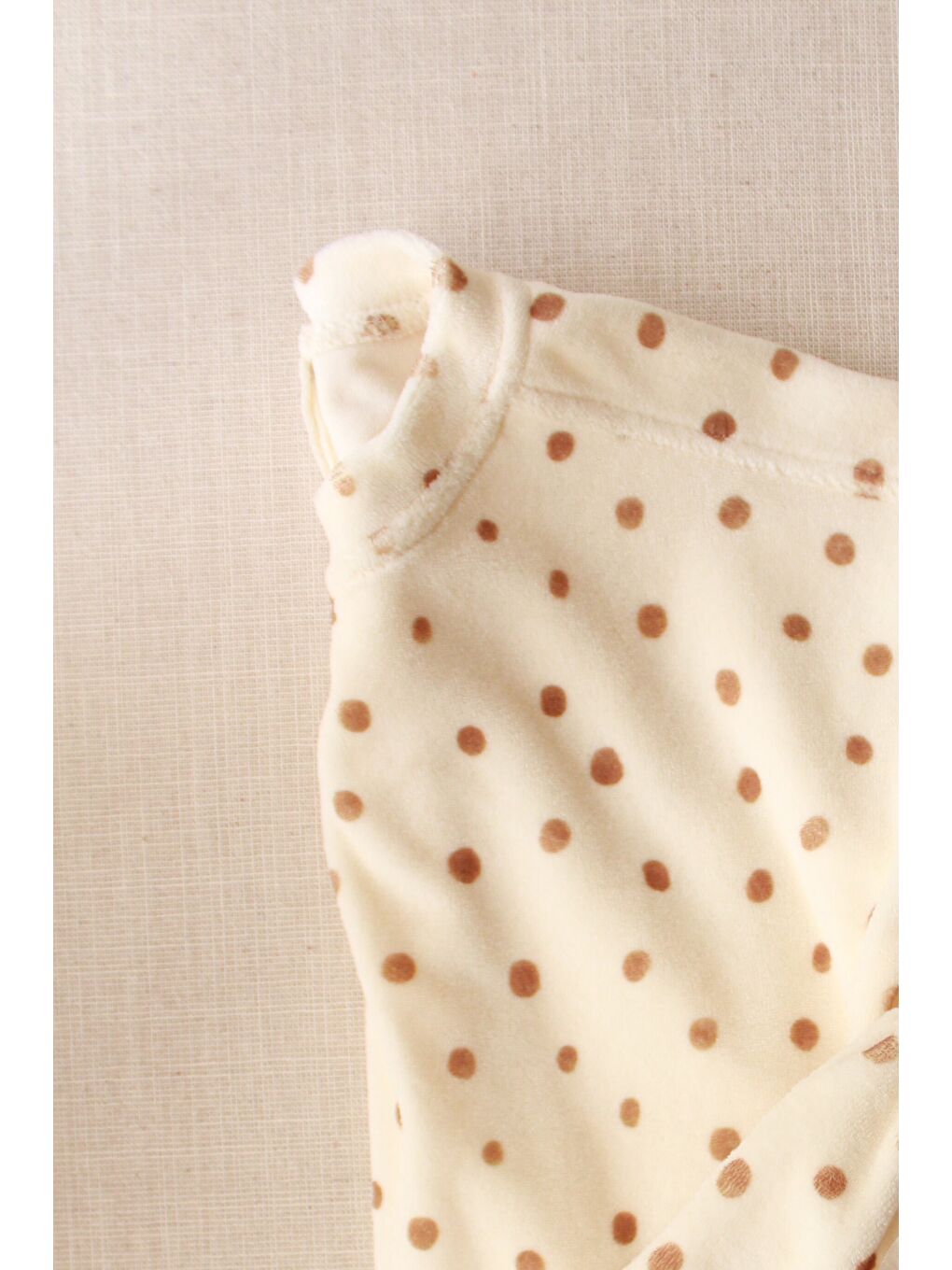 Ekru Puantiye Baskılı Kadife Düğme Detaylı Bebek Üst-1