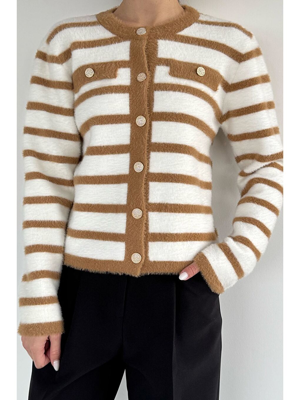 Bej Kadın Çizgi Desenli Gold Düğmeli Yumoş Triko Ceket (s-m-l-xl Beden Uyumludur.)