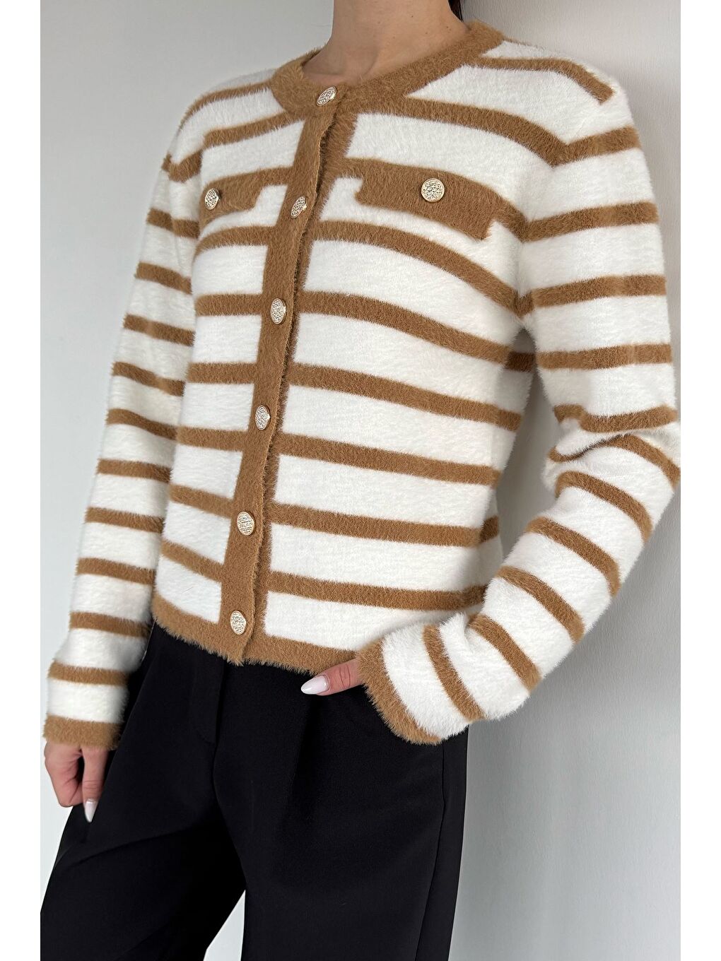 Bej Kadın Çizgi Desenli Gold Düğmeli Yumoş Triko Ceket (s-m-l-xl Beden Uyumludur.)-1