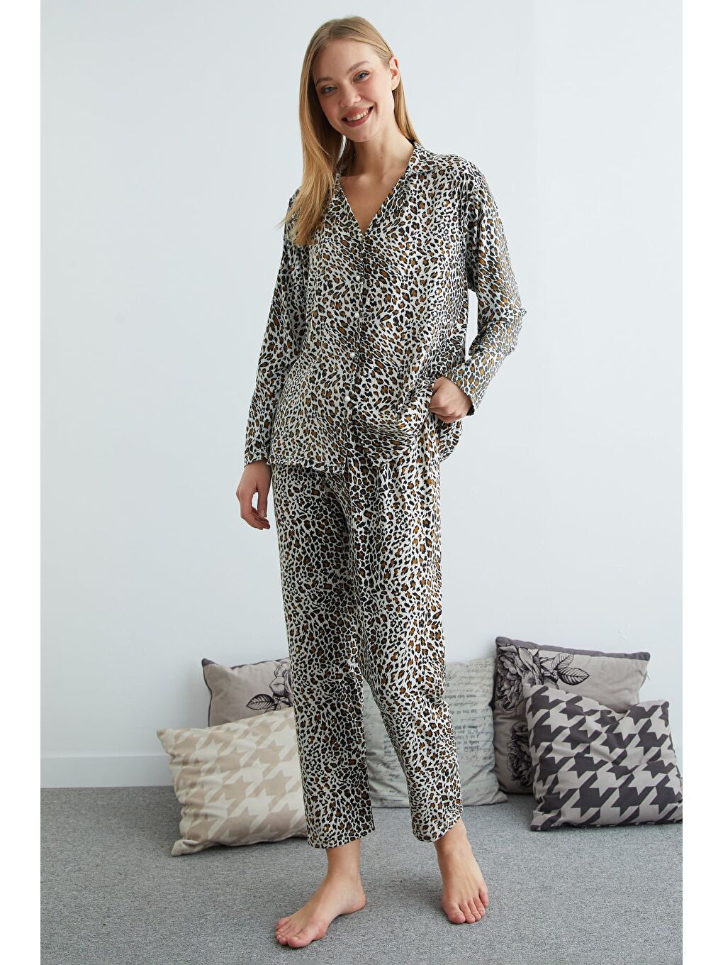 Bej Büyük Beden Kalp Baskılı Düğmeli Pijama Takımı-1