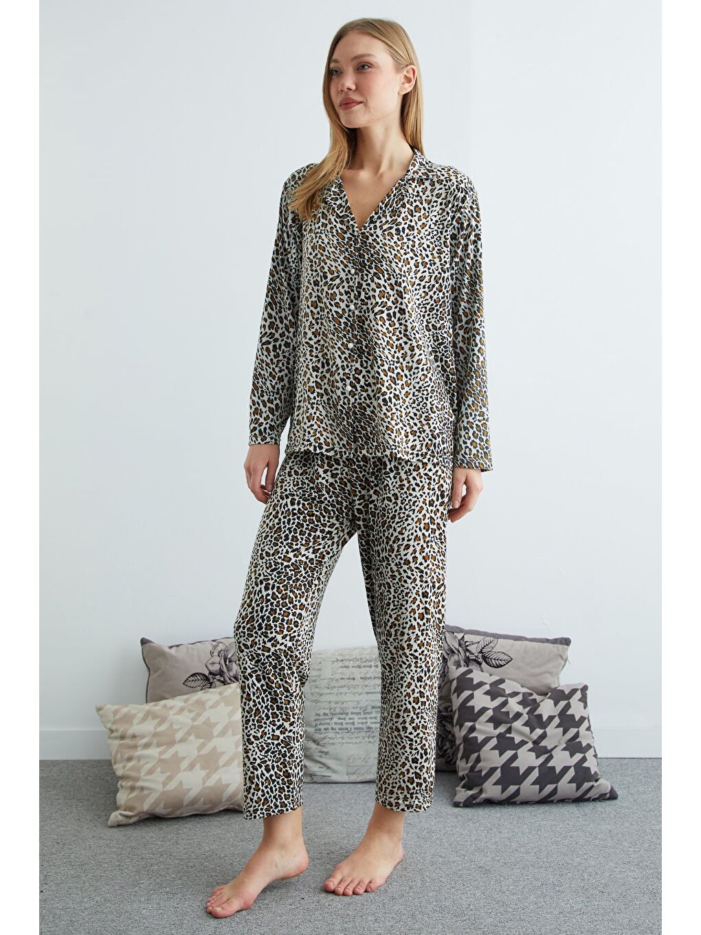 Bej Büyük Beden Kalp Baskılı Düğmeli Pijama Takımı-2