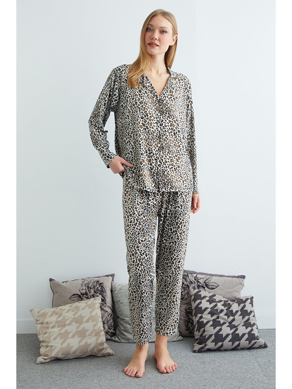 Bej Büyük Beden Kalp Baskılı Düğmeli Pijama Takımı-4