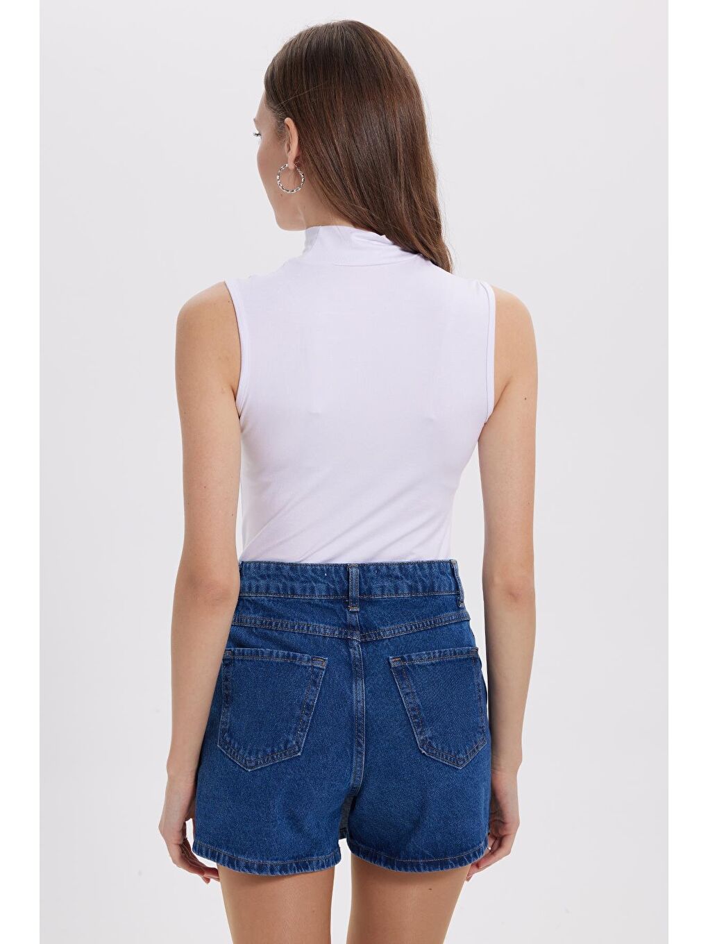 Kadın Regular Fit Klasik Kesim Viskon Kumaş Balıkçı Yaka Sıfır Kol Beyaz Bluz-7