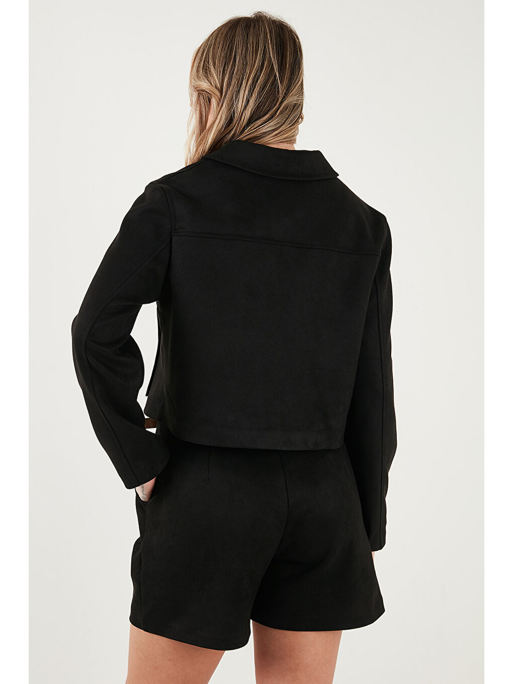 Siyah Regular Fit Klasik Yaka Süet Dokulu Cep Detaylı Kadın Ceket 6524992-2