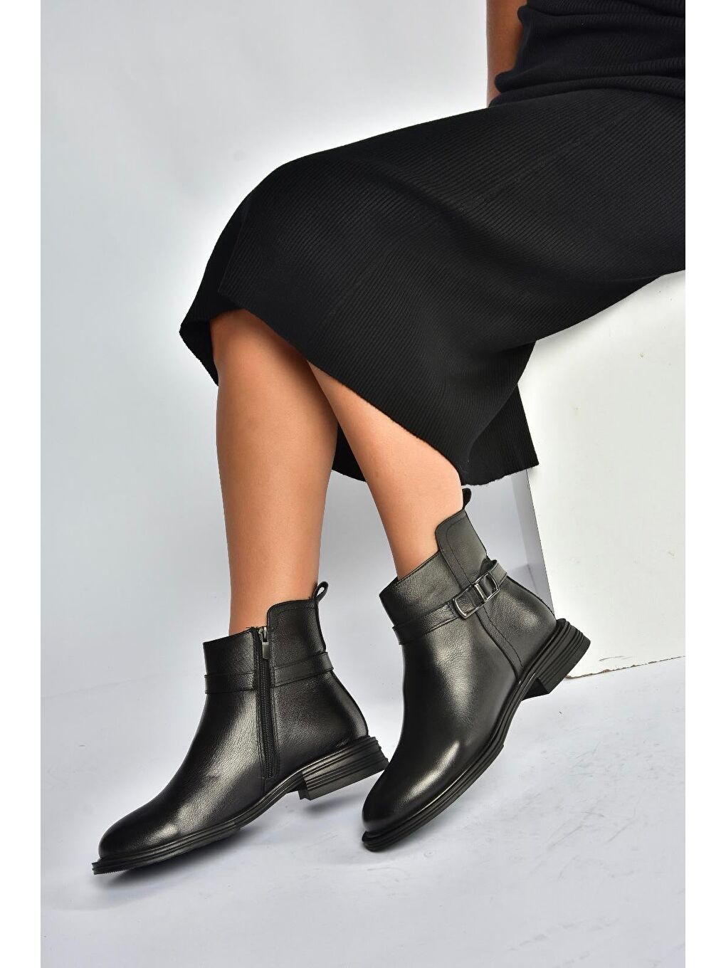 Siyah Kadın Bot V555255503-2