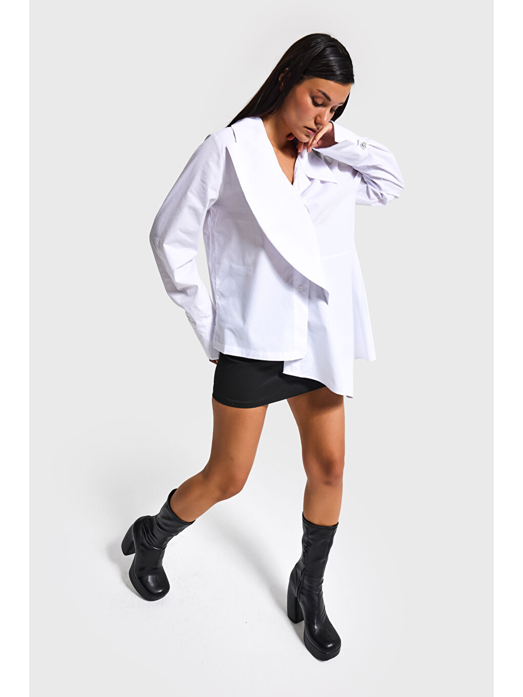 Kadın Beyaz Renk Bol Kesim Yaka Detaylı Özel Tasarım Gömlek-1