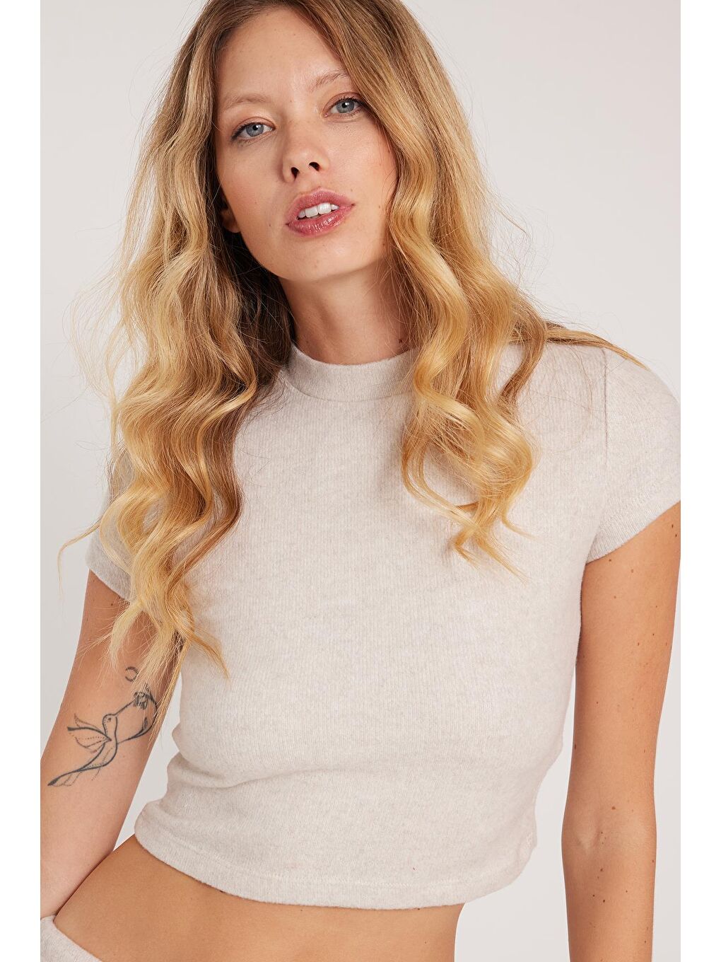 Kadın Slim Fit Dar Kesim Yarım Balıkçı Yaka Kısa Kollu Bej Bluz