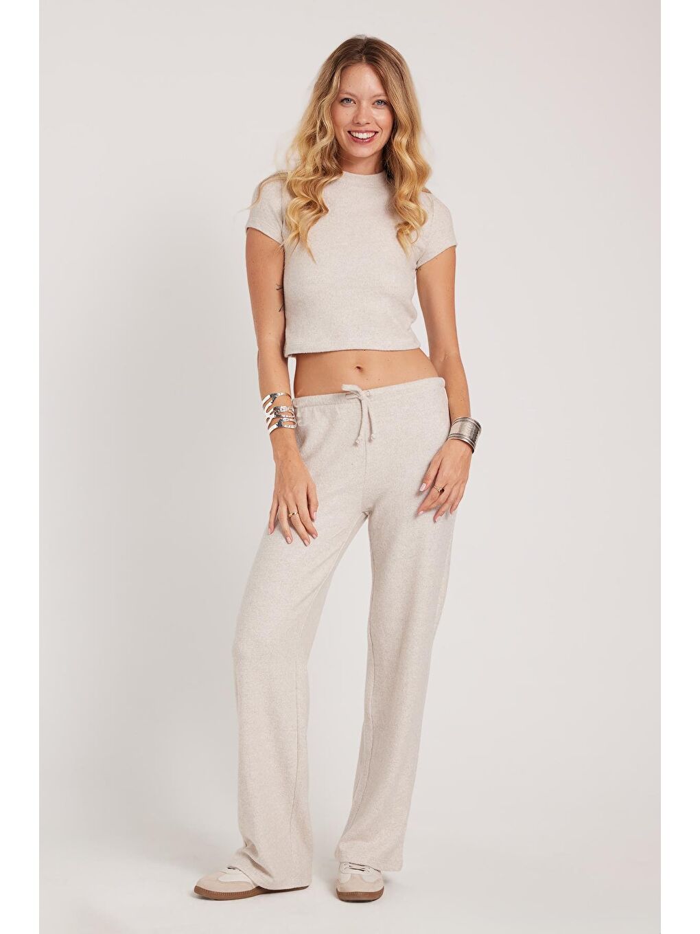 Kadın Slim Fit Dar Kesim Yarım Balıkçı Yaka Kısa Kollu Bej Bluz-1