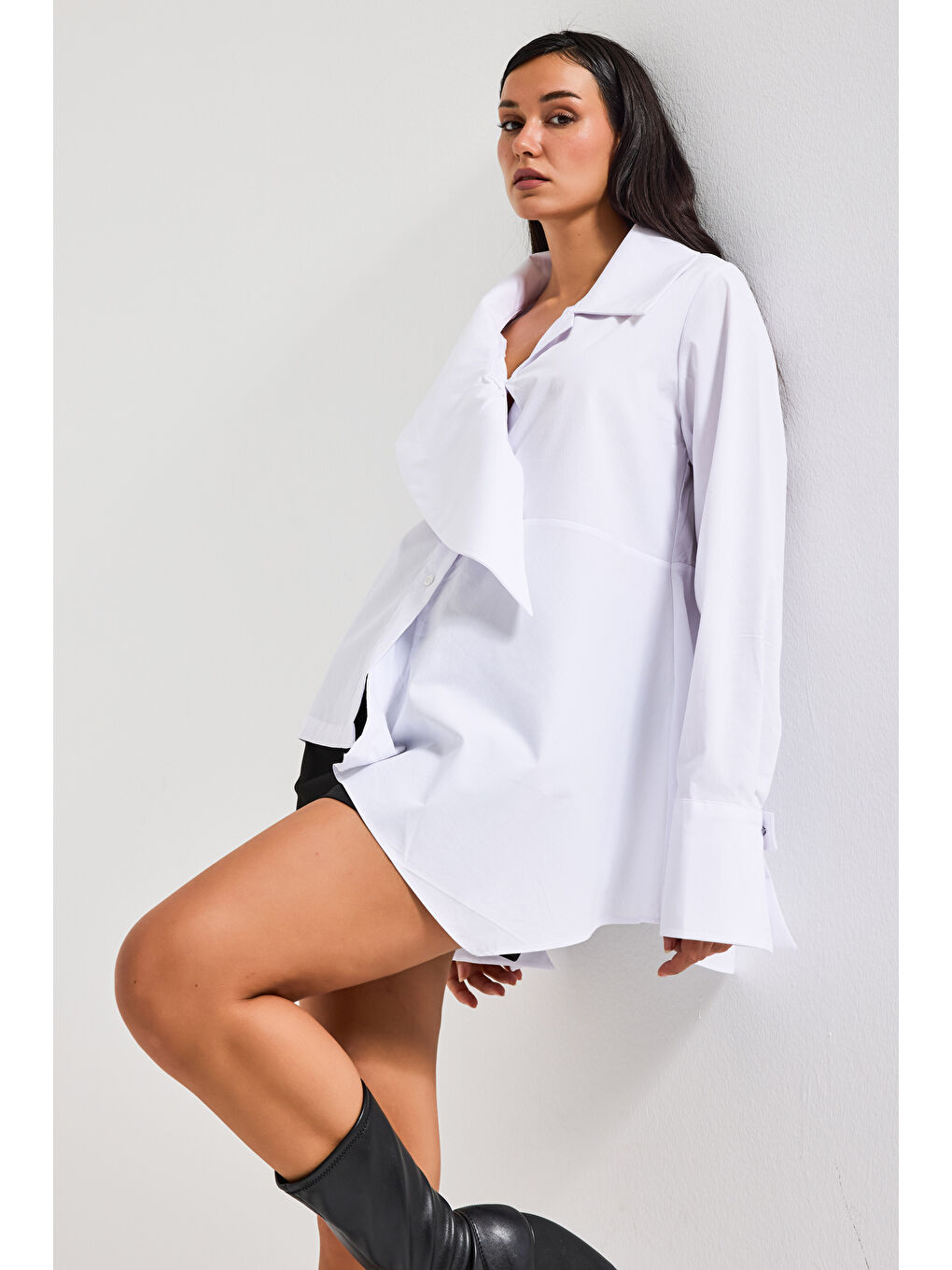 Kadın Beyaz Renk Bol Kesim Yaka Detaylı Özel Tasarım Gömlek-3